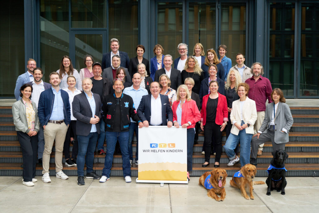 Gruppenfoto beim Treffen der Kinderhilfsorganisationen (Foto: RTL D / Guido Engels)